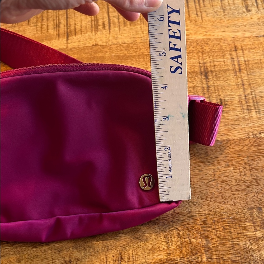 Lululemon Everywhere Belt Bag 1L Wild Berry - Picture 9 of 9